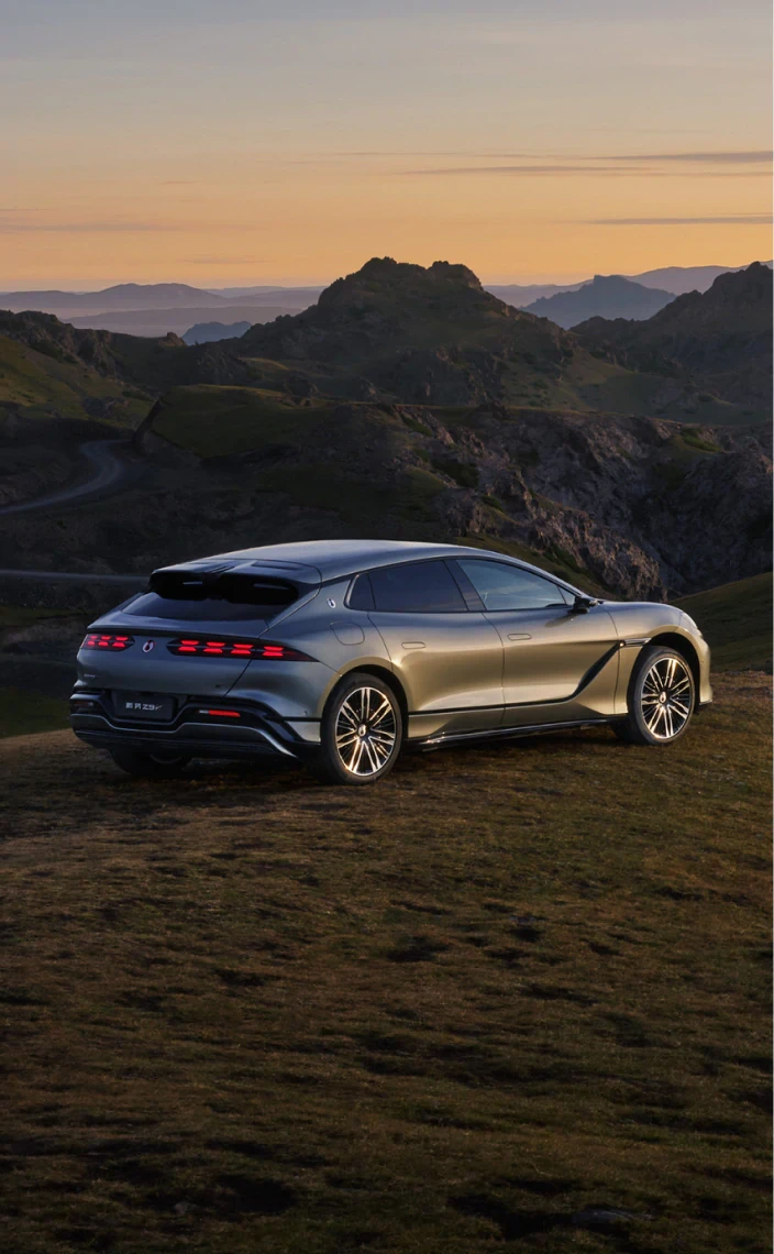 DENZA Z9GT en un paisaje de montaña al atardecer